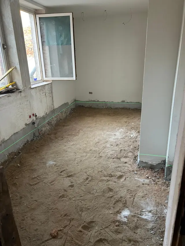 Altbau: alter Boden raus, Höhe per Laser festgelegt