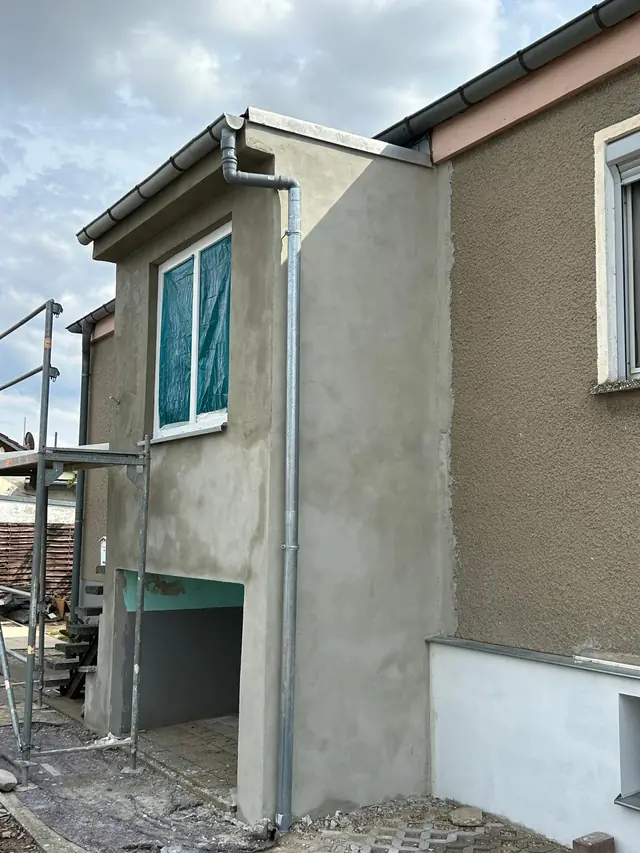 Anbau neu verputzt, Sockel abgesetzt