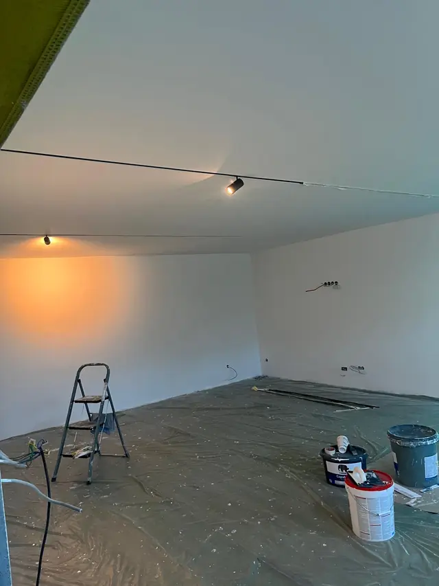 Decke und Wände gestrichen, Abdeckung liegt noch