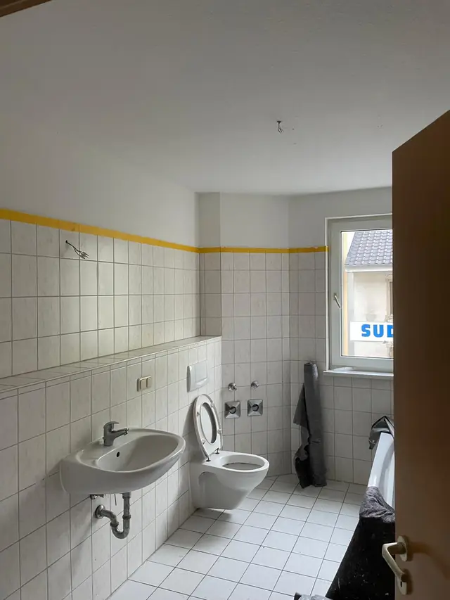 Bad: Fliesenkanten abgeklebt vor dem Anstrich