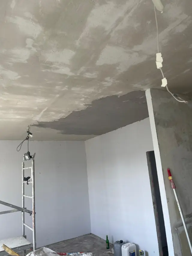 Decke wird gespachtelt