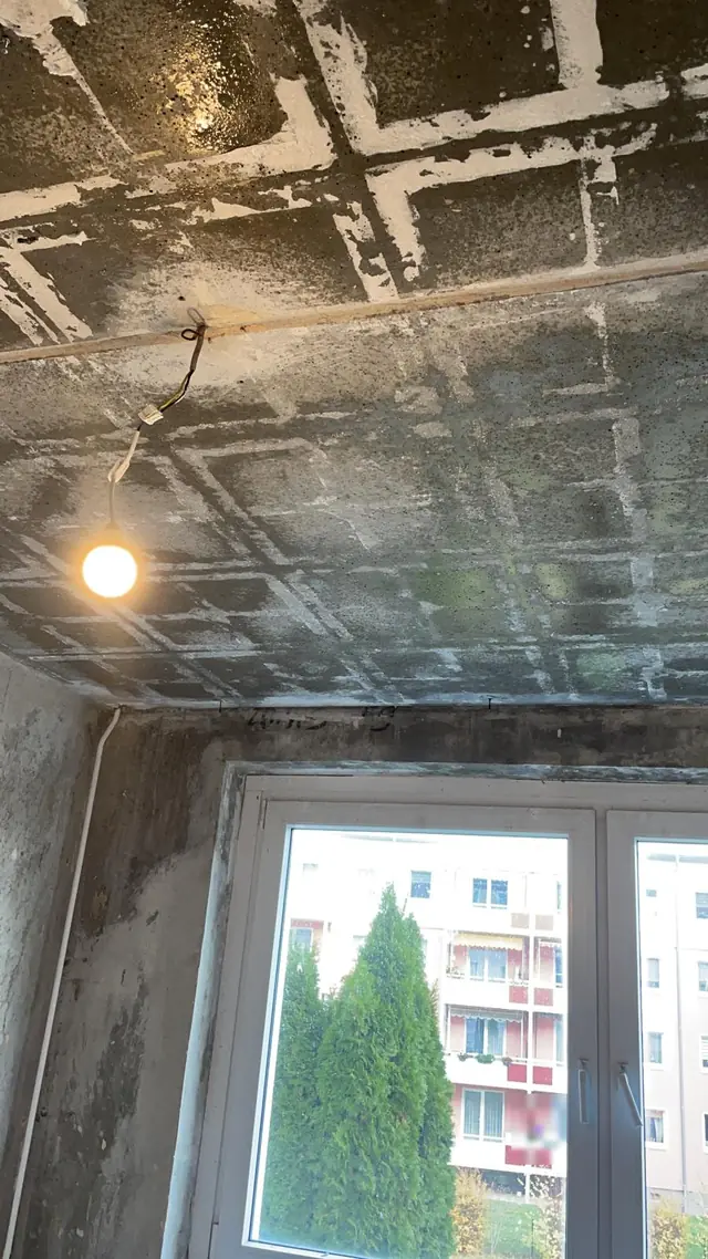 Vorher: Decke mit Kleberresten alter Deckenplatten