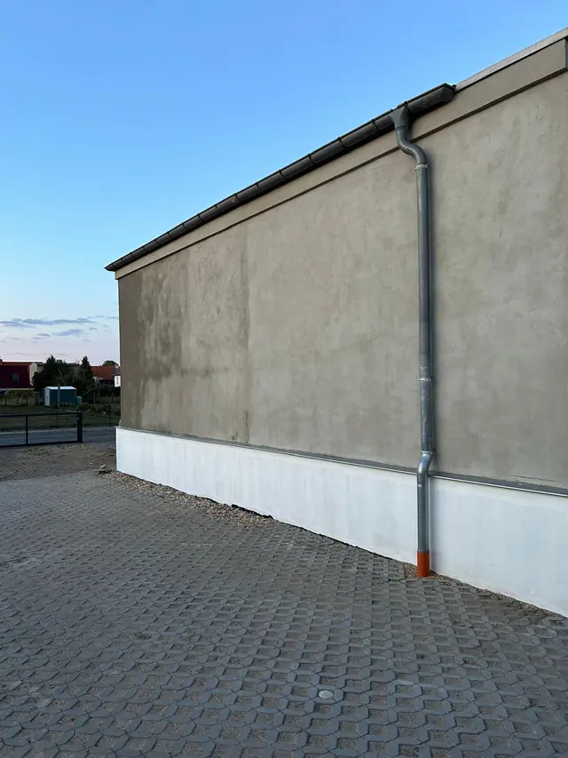 Kiesstreifen am Sockel gegen Spritzwasser
