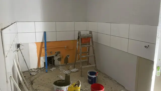 Küche: neuer Fliesenspiegel, Anschlüsse vorbereitet
