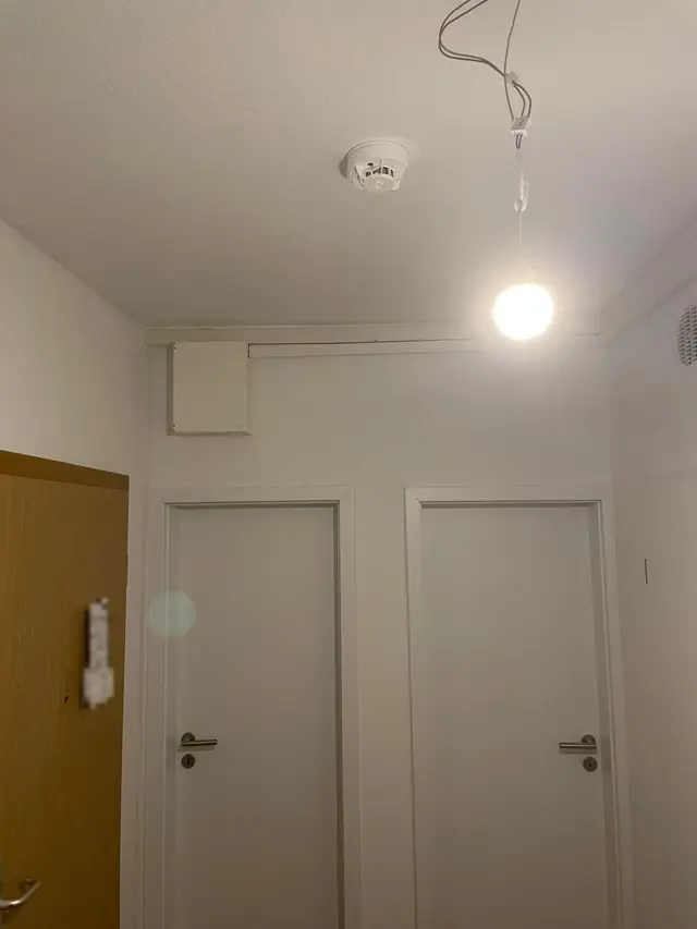 Flur renoviert: Wände und Decke gestrichen