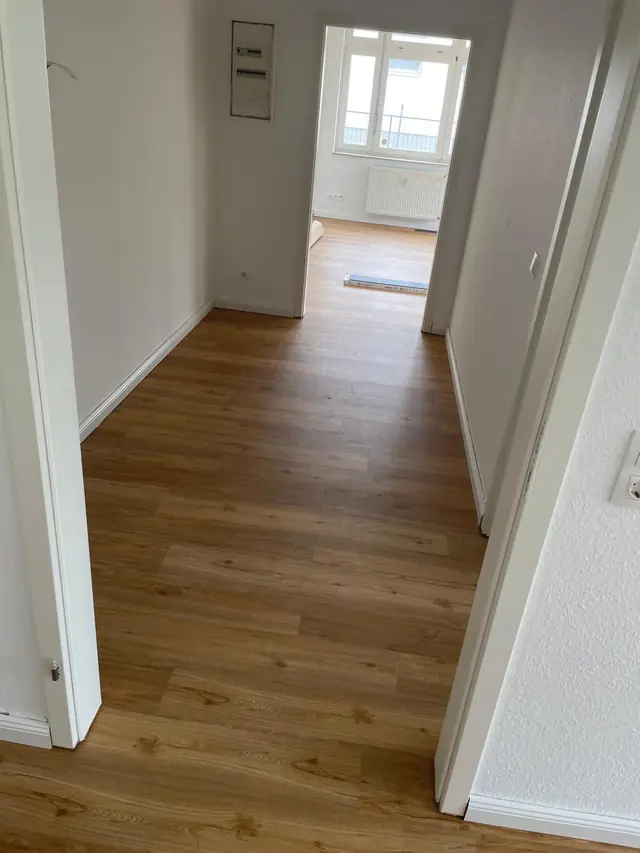 Flur und Zimmer mit durchgehendem Vinylboden