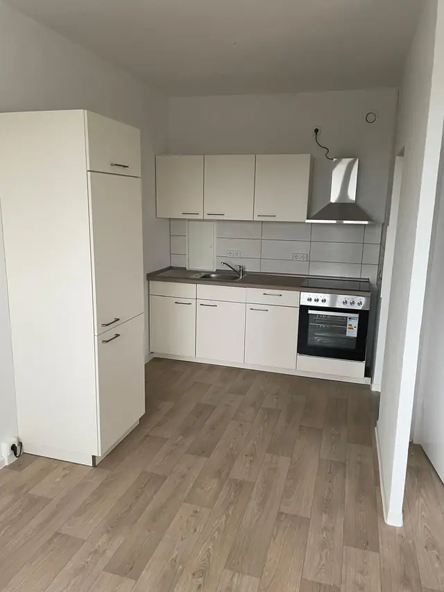 Küche mit Hochschrank montiert, Vinylboden neu