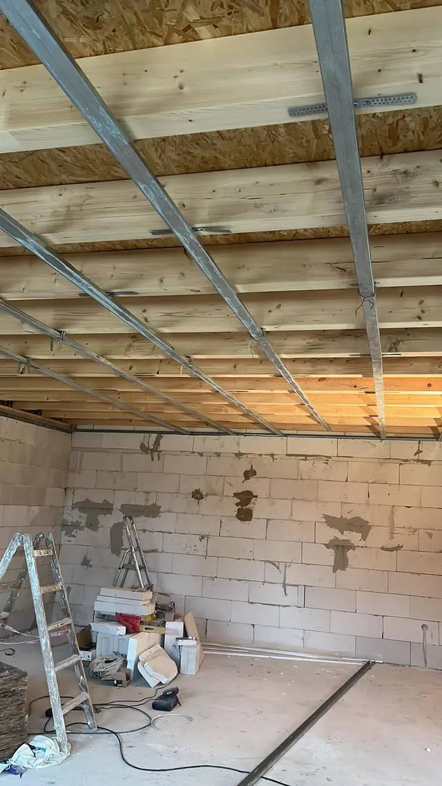 Abgehängte Decke: Unterkonstruktion unter der Holzbalkendecke