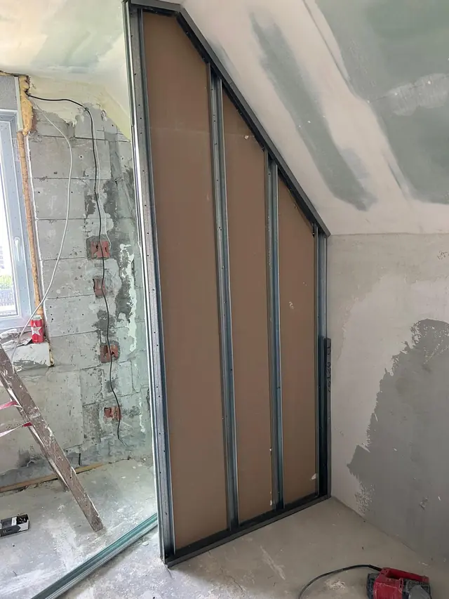 Trockenbauwand unter der Dachschräge, Ständerwerk