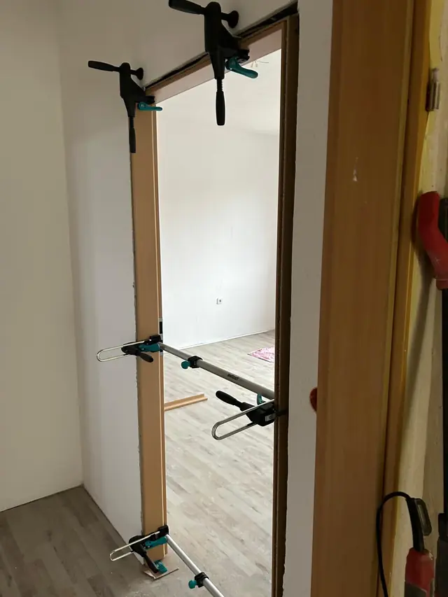 Türzarge verspannt, bis der Montageschaum abgebunden hat
