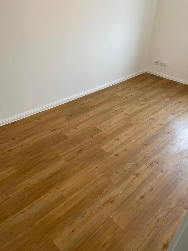 Fertig: Vinylboden mit weißen Sockelleisten