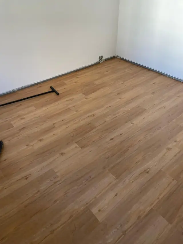 Vinylboden in Eichenoptik, Sockelleisten folgen
