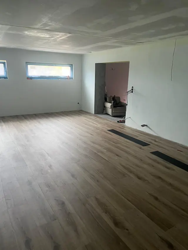 Wohnraum: Boden verlegt, Decke gespachtelt