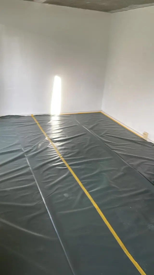 Zimmer abgedeckt, Stöße abgeklebt